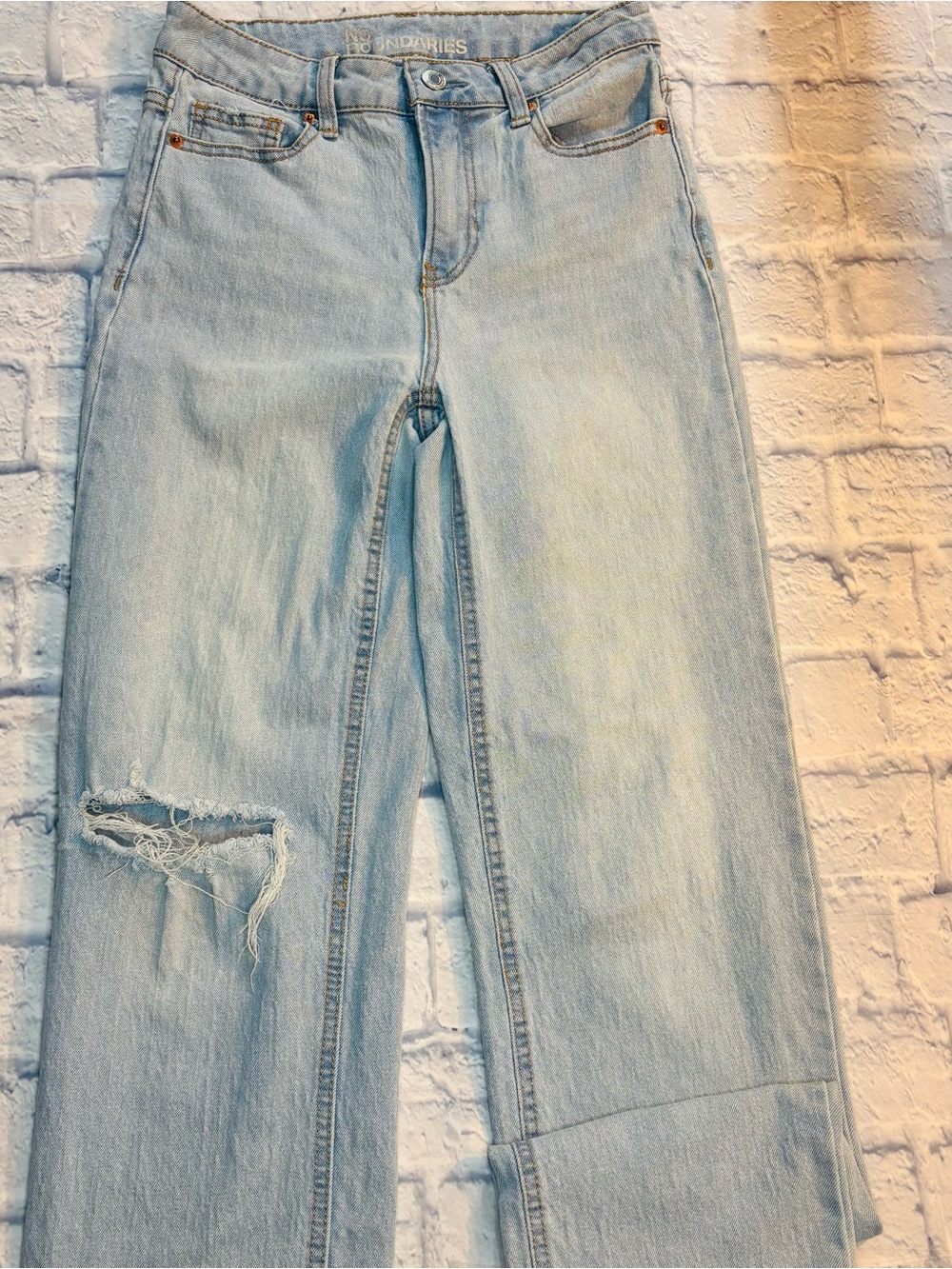 Women’s No Boundaries Light Wash High Rise One Ripped Knee Jeans Size 2